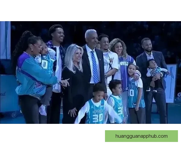 戴尔库里黄蜂30号球衣退役 塞斯发言祝贺父亲成就