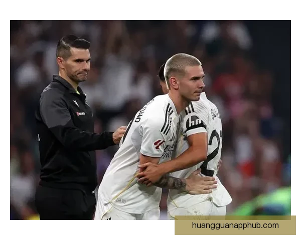 重逢爱徒德米在大战皇马前主动拥抱昔日河床弟子马斯坦托诺